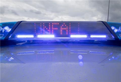 Ein Blaulicht und eine LED-Anzeige leuchten auf dem Dach eines Polizeifahrzeugs.