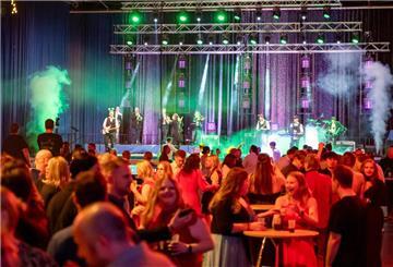 Beim Weihnachtszauber 2023 feierten rund 4000 Party-Gäste gemeinsam in der Bremerhavener Stadthalle. 