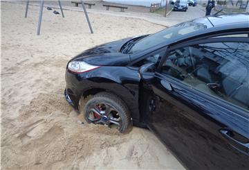 Beim Wendemanöver ist der Fahrer des Autos zu weit gefahren und im Sandkasten steckengeblieben.