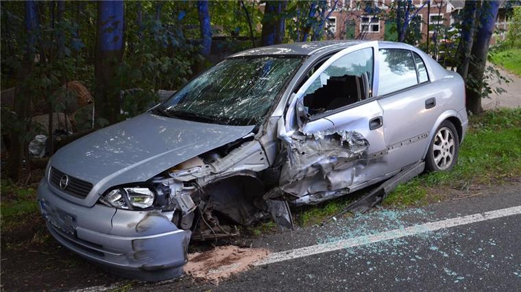 Mann kracht auf B73 mit Auto in Gegenverkehr Beim Zusammenprall wurden beide Fahrzeuge schwer beschädigt. Die Bundesstraße 73 war für die Aufräumarbeiten rund eine Stunde voll gesperrt.