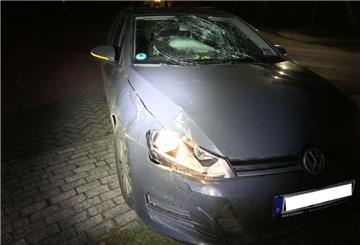 Beim Zusammenstoß verletzte sich der Motorradfahrer leicht. Am Auto entstand Sachschaden von rund 5000 Euro.