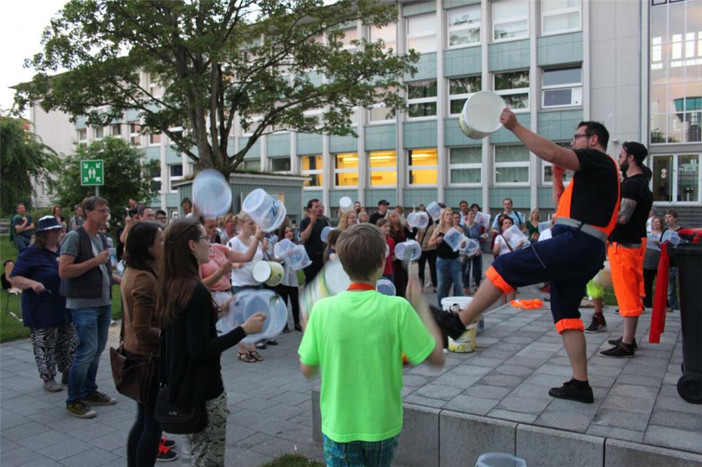 Das Publikum ltrommelt bei den Groove Onkels auf Plastikeimern