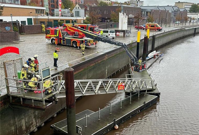 Beinahe wäre der Bootsanleger dem Schiffsverkehr in die Quere gekommen. Die Feuerwehr konnte Schlimmeres verhindern.