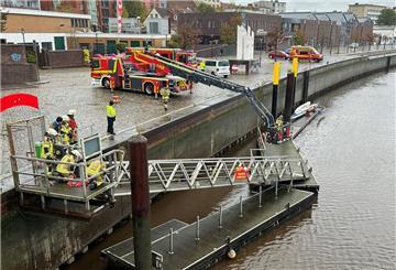 Beinahe wäre der Bootsanleger dem Schiffsverkehr in die Quere gekommen. Die Feuerwehr konnte Schlimmeres verhindern.
