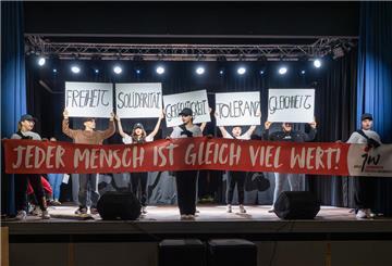 Jugendliche auf einer Bühne