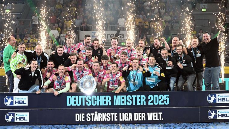 Ein Panini-Ziel bleibt: Berlin will Europas Handball-Krone Bejubeln den Titel: Die Füchse Berlin.