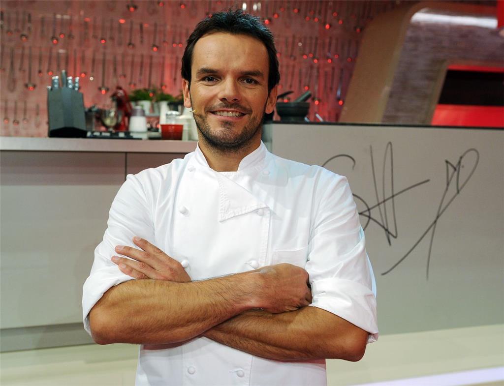 Bekannt ist Steffen Henssler durch die TV-Shows &quot;Grill den Henssler&quot; und &quot;Schlag den Henssler&quot;. Jetzt tourt der Hamburger Star-Koch mit seinem Live-Programm &quot;Henssler tischt auf&quot; durch Deutschland und ist am 12. April in der Stadthalle zu Gast. Dort kocht er ein Menü, erzählt Geschichten aus seinem Leben und seiner TV-Karriere. Foto: Kaiser/dpa
