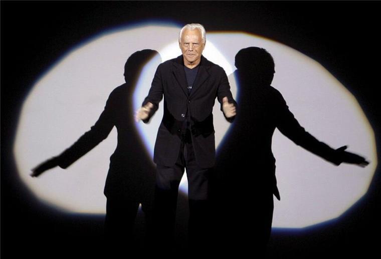 Bekannt wurde Armani - hier auf dem Laufsteg der Männermodenschauen 2007/2008 - durch Herrenmode in minimalistischen Schnitten mit gedeckten Farben. (Archivbild)