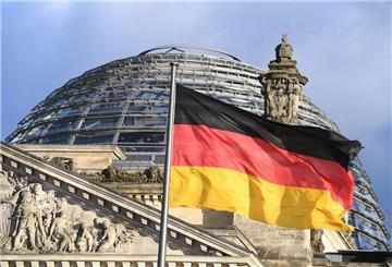 Die deutsche Fahne weht vor dem Reichstag in Berlin. Bekommt Deutschland einen neuen Feiertag? Wenn es nach den Grünen geht, könnte der 1. September künftig ein Tag des Friedens sein.