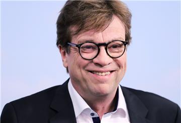  Bela Rethy, ZDF-Live Reporter für die Fußball-WM 2018 in Russland, steht bei einem Fototermin vor einer Pressekonferenz von ARD und ZDF zur Fußball-WM in Russland. 