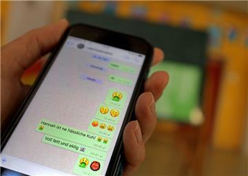 Beleidigungen erscheinen auf einem Smartphone in Jeder 3. Deutsche ist nach eigenen Angaben schon einmal Opfer von Mobbing gewesen.