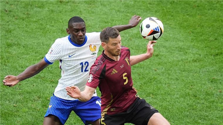 Belgiens Jan Vertonghen (r.) und Frankreichs Randal Kolo Muani kämpfen um den Ball.
