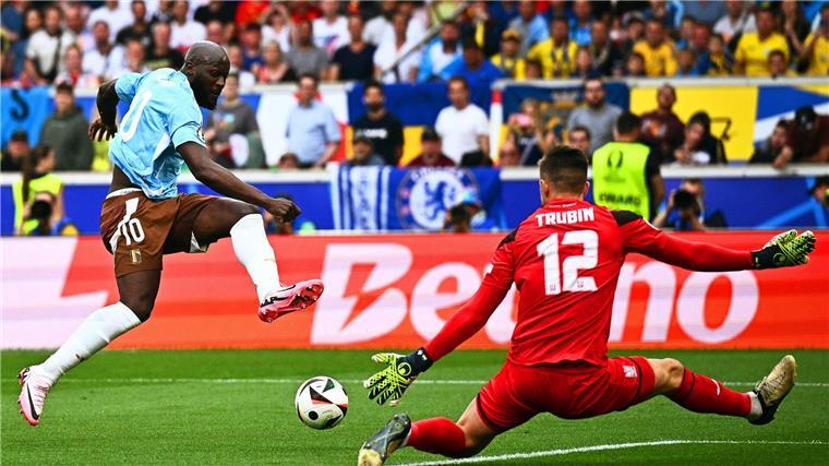 Belgiens Romelu Lukaku (l) vergab die beste Chance der ersten Halbzeit.