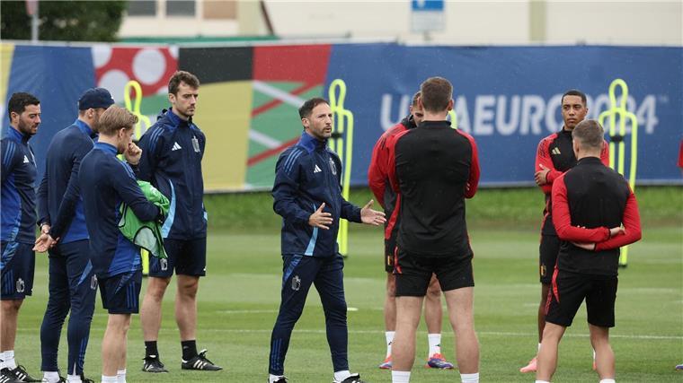 Tedescos Belgier haben Spaß vor Achtelfinale Belgiens Trainer Domenico Tedesco (M) hofft auf einen Erfolg im EM-Achtelfinale.