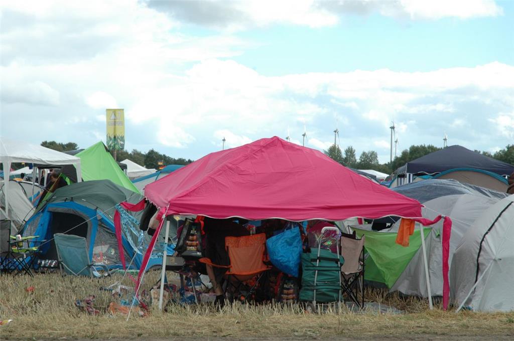Beliebter Unterstand: Ein Pavillon. Viele verzichteten erstmal darauf, ihn höher zu setzen - es war zu windig.