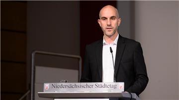 Belit Onay (Grüne), Oberbürgermeister Hannover, spricht beim Niedersächsischen Städtetag.