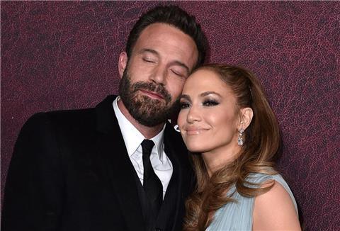 Ben Affleck und Jennifer Lopez bei der  Premiere von „The Tender Bar“ im TCL Chinese Theatre.