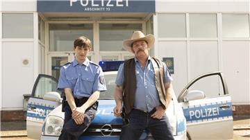 Ben Becker (rechts) mimt in der Serie „Boom Boom Bruno“ einen Polizisten und Möchtegern-Cowboy, der plötzlich mit einem schwulen Kollegen klarkommen muss.