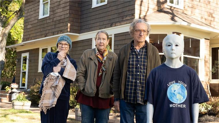 Ben Kingsley (2.v.r.) als Milton, Jane Curtin (l) als Joyce, Harriet Harris (2.v.l.) als Sandy und der außerirdische Besucher in einer Szene des Films „A Great Place To Call Home“