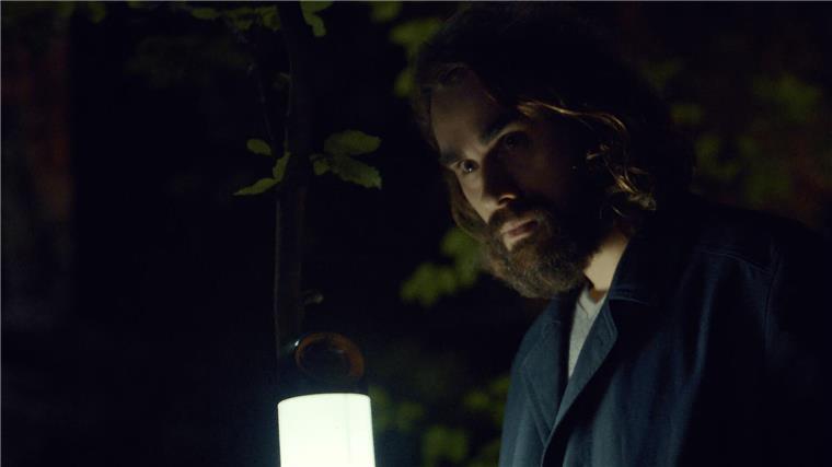 Ein Spiel zwischen Mord, Macht und Moral Ben Schotz (Boris Van Severen) kommt nach dem Tod seines Vaters wieder in sein Heimatdorf Moresnet.