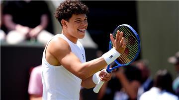 Ben Shelton in Wimbledon feiert seinen Sieg über Rinky Hijikata.