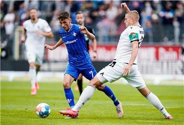 Fußball: 2. Bundesliga, SV Sandhausen - SV Darmstadt 98, 9. Spieltag, BWT-Stadion am Hardtwald. Darmstadts Benjamin Goller (l) und Sandhausens Aleksandr Zhirov kämpfen um den Ball. 