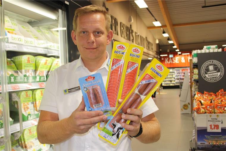 Benjamin Kuss, Marktleiter des Edeka-Centers in Wulsdorf, zeigt, welche Halal-Fleischprodukte er in seinem Sortiment hat.