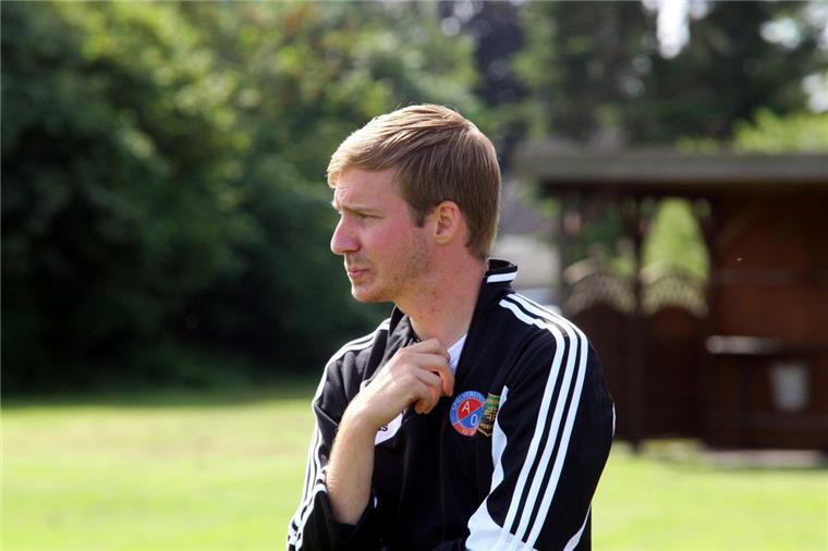 A/O/Heeslingen: U19-Coach Benjamin Nelle hat große Ziele Benjamin Nelle kennt inzwischen die großen Unterschiede zwischen Bezirksliga- und Jugendfußball im Leistungsbereich. Er freut sich vor allem darauf, sich wieder auf seine Trainingsarbeit konzentrieren zu können. Die Arbeit rund um das Team nehmen ihm beim Jugendförderverein A/O/Heeslingen zahlreiche Helfer ab