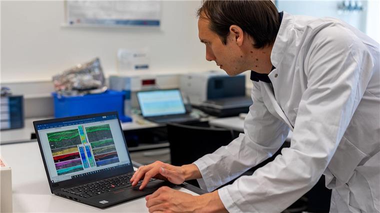 Benjamin Nettersheim, einer der Hauptautoren der Studie, untersucht ultra-hoch aufgelöste in-situ Verteilungen von chemischen Elementen und organischen Molekülen.