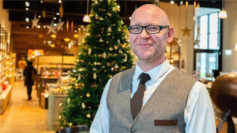 Benjamin Vespermann leitet das weihnachtlich geschmückte Schokoladenhaus von Rausch.