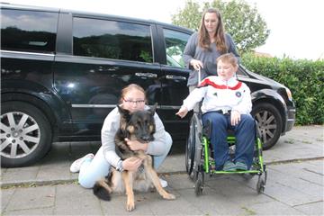 Bennet aus Loxstedt kann dank neuer Räder an seinem Rollstuhl wieder mit der Hündin Mara, Schwester Joelin und Mutter Daniela Fischbeck spazieren fahren. Damit die Familie auf weiten Strecken mobil bleibt, muss ein Auto mit Rampe angeschafft werden. Hilfe für Mitbürger will helfen.