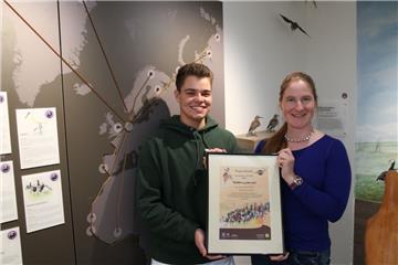 Bennet Sundermann (links) absolviert ein freiwilliges ökologisches Jahr im Nationalparkhaus und Museum Fedderwardersiel. Rechts: die Leiterin des Hauses, Dr. Felicitas Demann.