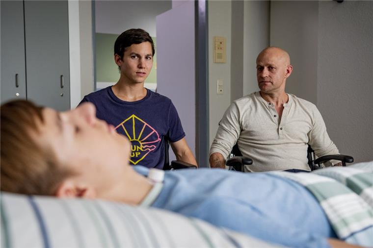 Benni (Jürgen Vogel) stellt Leo (Tim Oliver Schultz) den komatösen Hugo (Nick Julius Schuck) vor. Eine Szene des Films "Club der roten Bänder - Wie alles begann"

