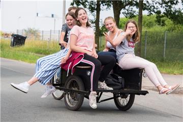 Bequemer Reisen zum Hurricane: Die vergnügten Damen nutzen den Fahrdienst eines ...
