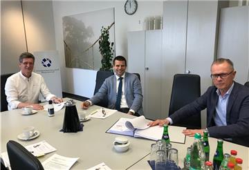 Beraten zu Kurzarbeit, Stundung, Soforthilfe: Kreishandwerksmeister Stephan Hayen (von links), Stephan Giese und Thomas Sturm von der Kreishandwerkerschaft.