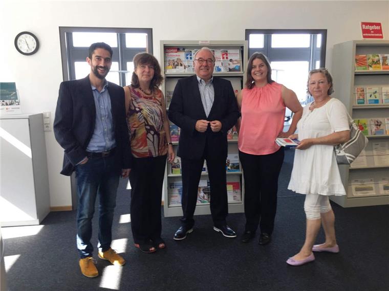 Berater Parsya Baschiri (von links), Regionalmanagerin Inse Ewen, Staatsekretär Uwe Beckmeyer (SPD), Dr. Annabel Oelmann, (Vorstand der Verbraucherzentrale) und eine ratsuchende Verbraucherin freuen sich über das neue Regionalmangement. 