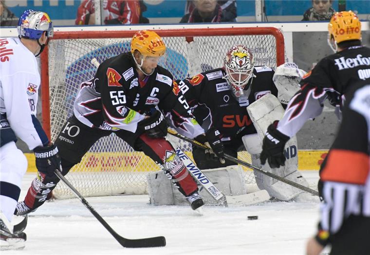 Bereit für die Playoffs: Mike Moore klärt die Scheibe vor dem Kasten von Jani Nieminen.