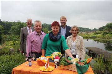 Bereit für Kino und Picknick (von links): Michael Schoer (Volksbank), Gerd-Dieter und Birgit Kahrs (Hof Kahrs), Jan Heusmann (Landvolk) und Anke Heesemann-Prenzler (Landfrauen) freuen sich auf Filmliebhaber und Feinschmecker beim „Bauernhof-Viehling“.  