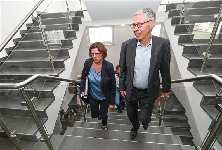 Rot-Grün-Rot im Land Bremen soll bis Ende Juni stehen Bereit für Koalitionsverhandlungen: Die Spitzenkandidatin der Linkspartei, Kristina Vogt, und Bremens Regierungs-Chef Carsten Sieling (SPD).