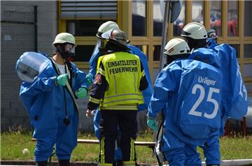 Bereit zum Einsatz: Unter Atemschutz und in spezieller Bekleidung versuchten die Experten, das Leck zu finden und zu stopfen.