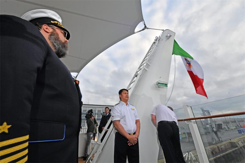 Bereit zum Flaggenwechsel. Die &quot;Aidanova&quot; in Bremerhaven. Foto: Schesc...