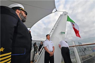 Bereit zum Flaggenwechsel. Die &quot;Aidanova&quot; in Bremerhaven. Foto: Schesc...