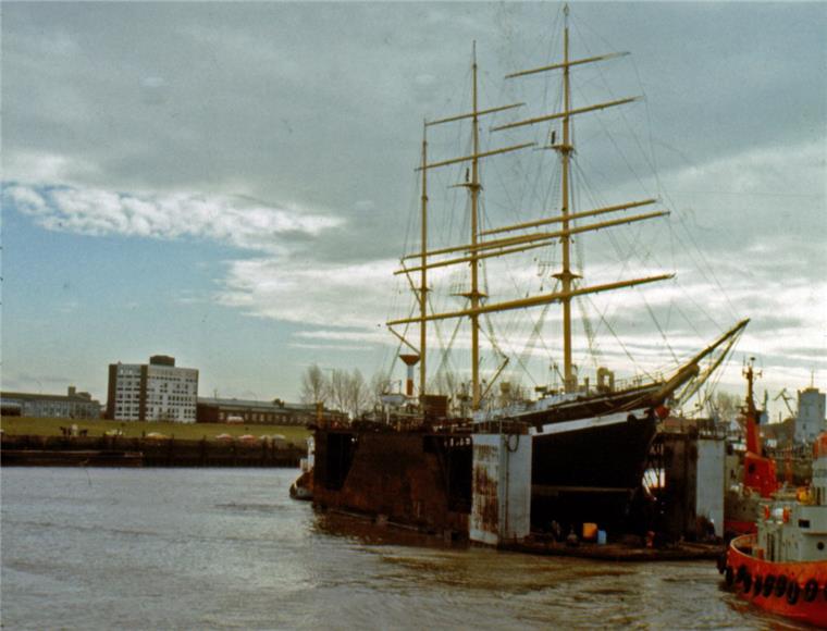 Bremerhaven: 41 Jahre alter Wall stützt die "Seute Deern" Bereits 1978 war der Sanierungsstau der „Seuten Deern“ hoch. Damals wurde die Bark per Schwimmdock vom Alten Hafen zur Seebeckwerft im Fischereihafen transportiert.