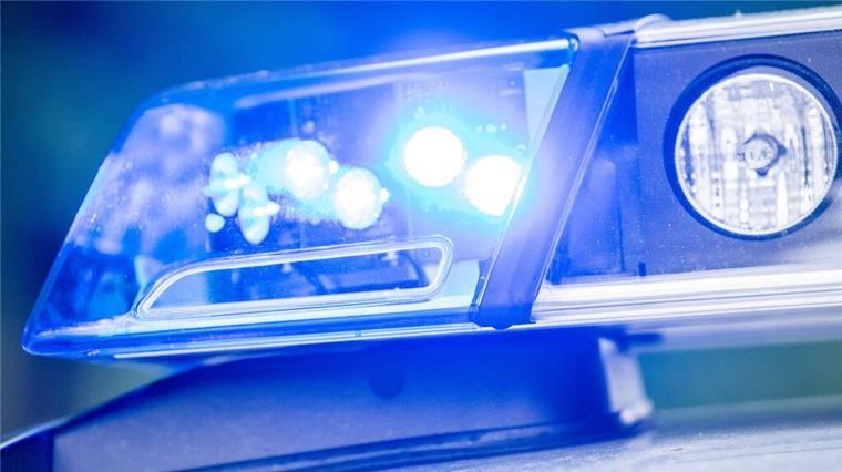 Angriff auf Linienbus: Motorroller-Fahrer gefährden den Straßenverkehr Ein Blaulicht leuchtet an einer Polizeistreife.