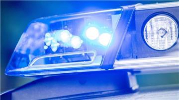  Ein Blaulicht leuchtet an einer Polizeistreife. 