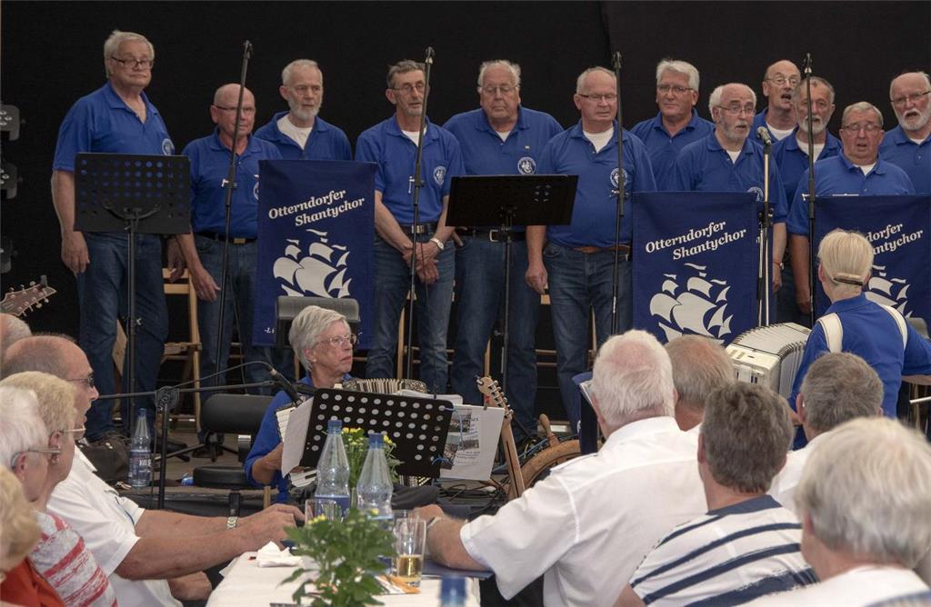 Bereits am Freitagnachmittag unterhielten drei Shantychöre die Besucher des Wrem...