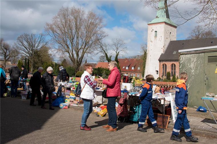 Bereits am frühen Morgen waren viele Schnäppchenjäger rund um die Kirche unterwegs. Es wurde gestöbert, gehandelt und geklönt
