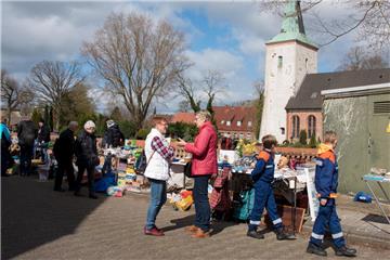 Bereits am frühen Morgen waren viele Schnäppchenjäger rund um die Kirche unterwegs. Es wurde gestöbert, gehandelt und geklönt