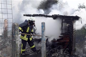 Bereits am Mittwochmorgen rückte die Feuerwehr ins Kleingartengebiet am Twischkamp aus. Dort brannten zwei Lauben. 