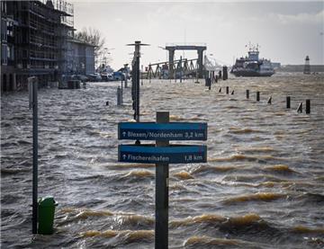 Bereits am Montag war es wegen einer Sturmflut zu Überschwemmungen in Bremerhaven gekommen.